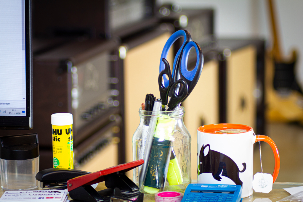 Rennsau Office mit Tasse und Produkten im Hintergrund
